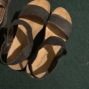 Pierre Dumas Women's Black and Tan Sandals